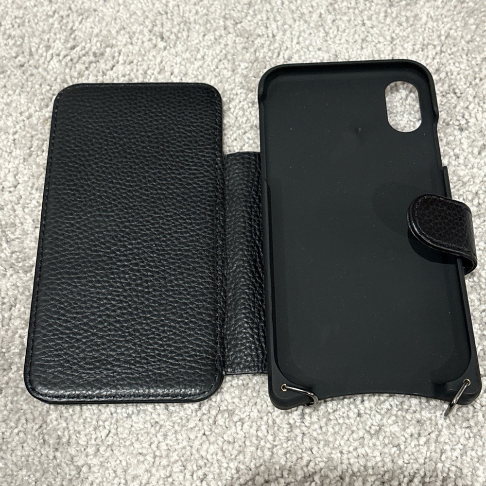 Bandolier Hailey Folio
CROSSBODY PHONE CASE IN BLACK/PEWTER, fits iPhone X/XS.